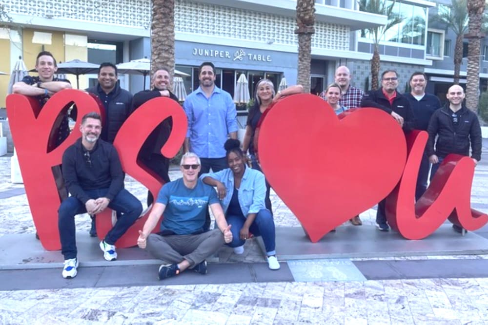 Des membres de l’équipe Réussite client autour d’une sculpture portant l’inscription « P.S. Love You ». Un message reflétant parfaitement notre dévouement envers les clients Splunk.