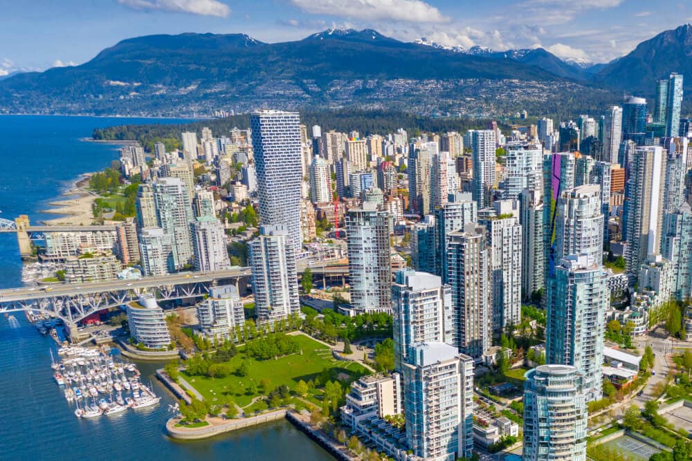 Standort von Splunks Büro im kanadischen Vancouver. Viele Hochhäuser, umgeben von Parkanlagen, auf einer Halbinsel, eingerahmt von einer Bergkette in der Ferne.