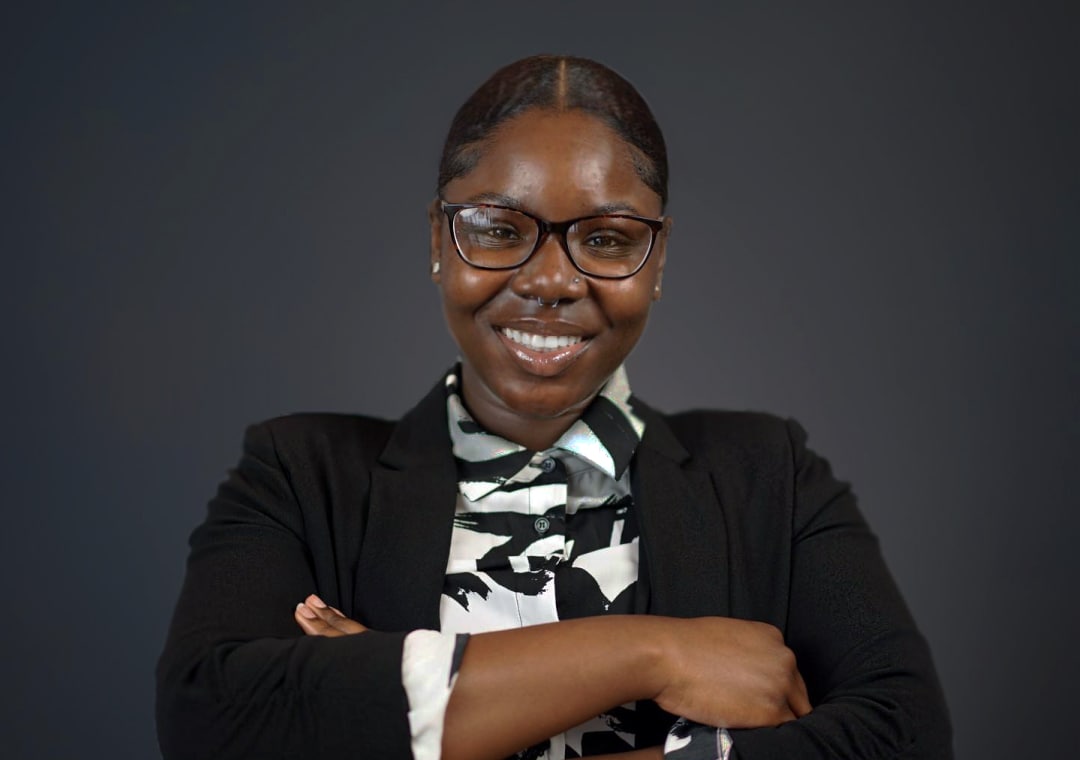カメラに笑顔を向けるアフリカ系Splunk社員。Splunkは、多大な可能性を秘めた才能にあふれる学生を独自の歴史的黒人大学(HBCU)奨学金基金を通じて支援しています。