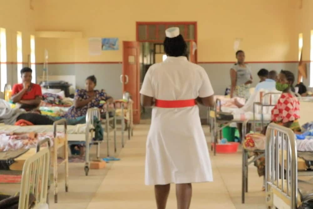 Eine Krankenschwester geht durch ein Krankenhaus in einer unterversorgten Region Afrikas, wo Splunk eine gemeinnützige Organisation dabei unterstützt, die Verbreitung von Infektionskrankheiten zu verhindern.
