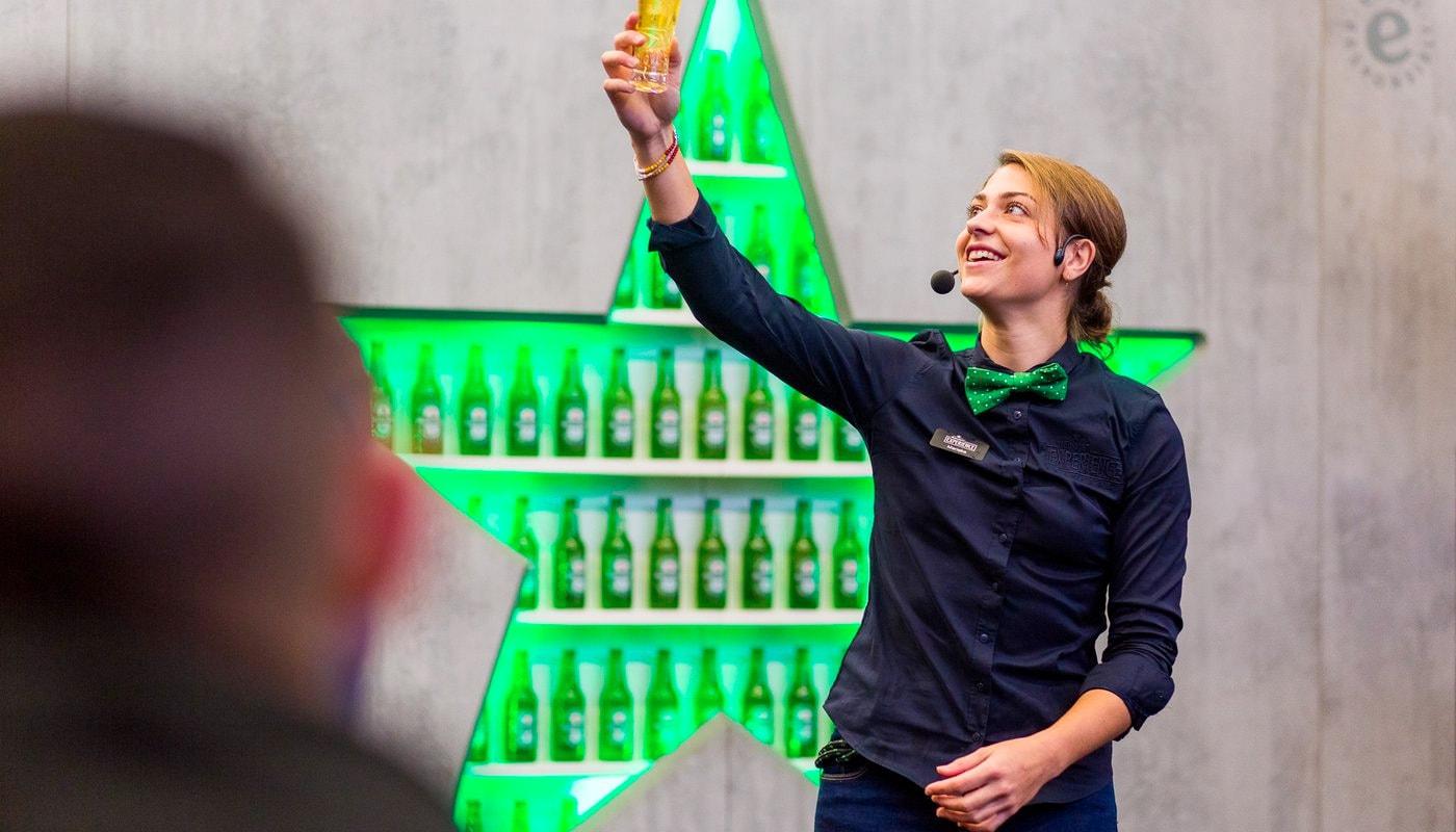 Heineken 시그니처 라거의 특성과 미묘한 맛을 설명하고 있는 교육 진행자