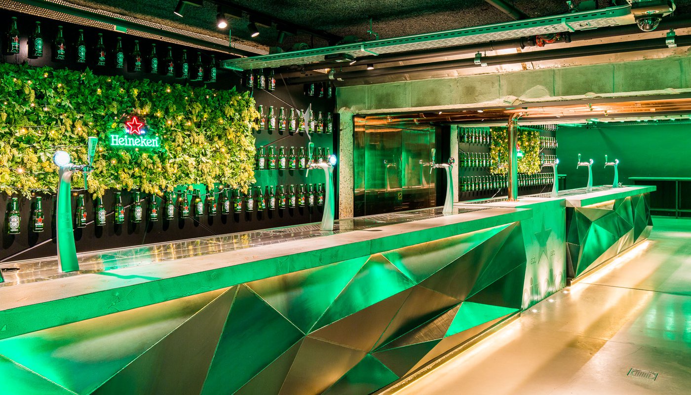Heineken의 암스테르담 양조장에 있는 나이트클럽 스타일의 푸른 빛을 띤 술집
