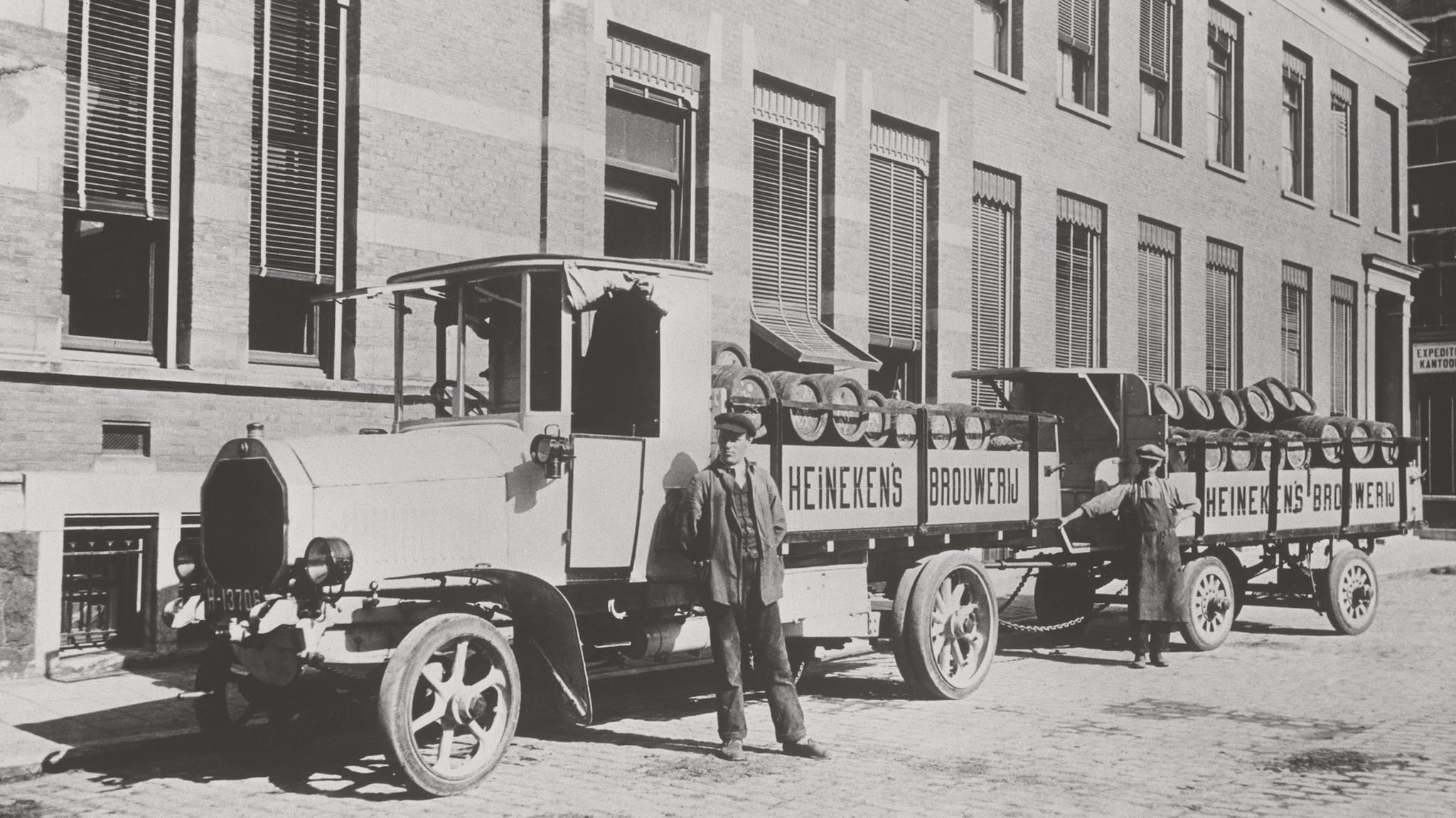 1864년 트럭에 맥주통을 채우고 있는 Heineken 직원들