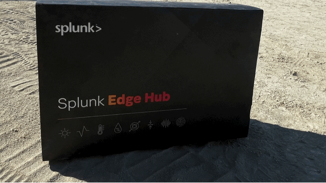 インフラ監視のために取り付けられたSplunk Edge Hubデバイス、ダッシュボード、インスタレーションから離れた場所に置かれたEdge Hub製品とそのボックス
