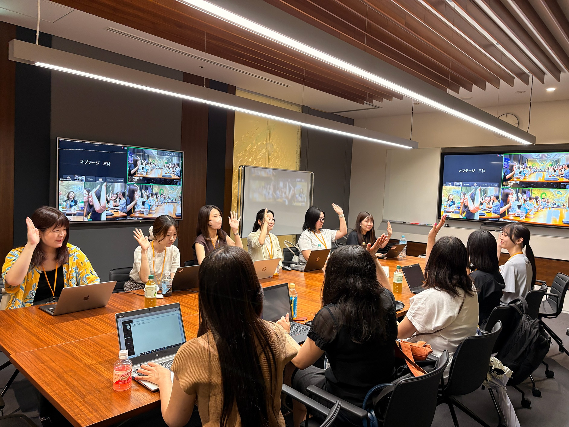 Scene from the meeting room 1