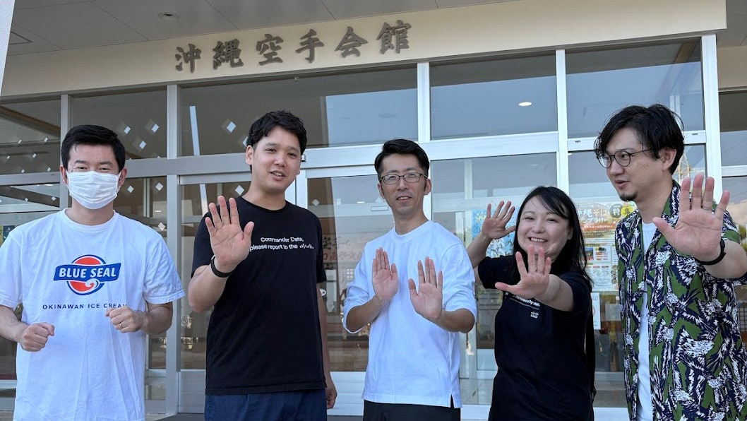 空手会館前での集合写真1