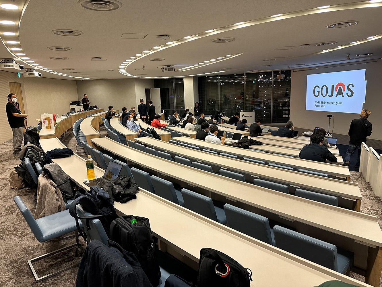 講堂のようなセッションルームでの開催