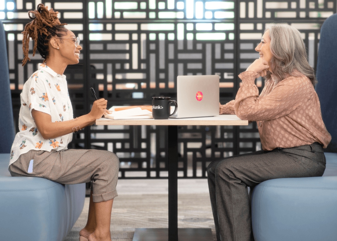 Un mentor et son mentoré, tous deux Splunkers, sont assis et discutent des opportunités d’apprentissage et de développement.