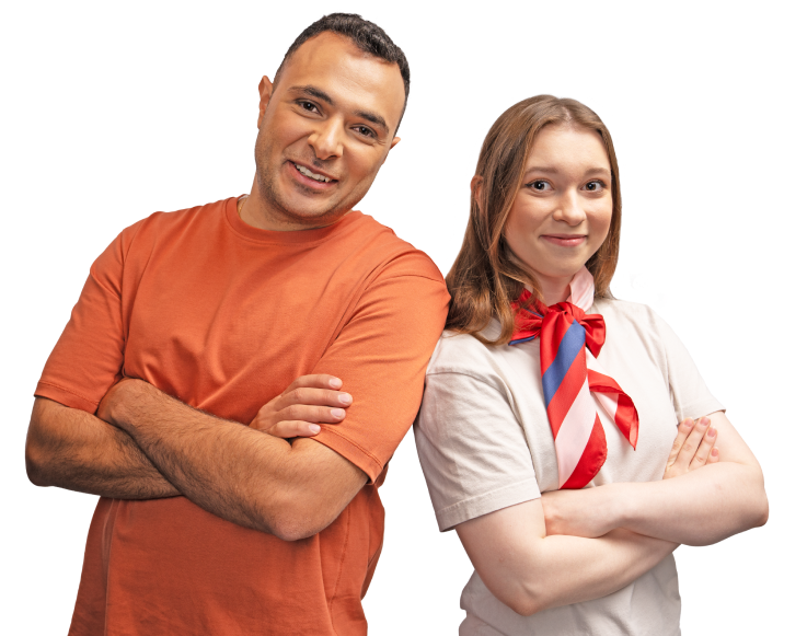 Un Splunker avec les bras croisés sourit en toute confiance à la caméra.