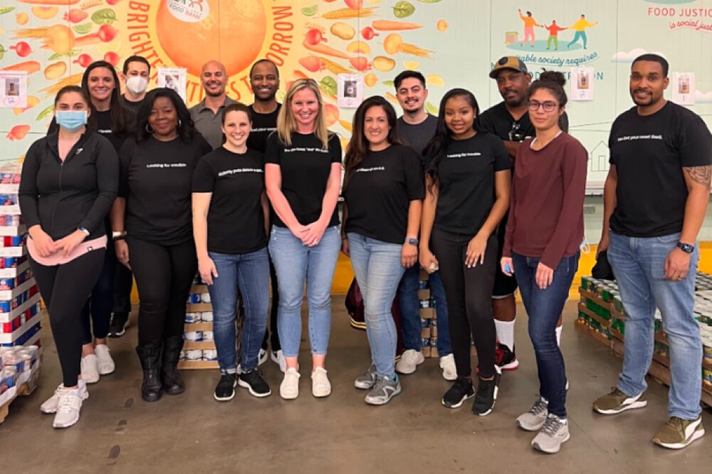 Un groupe de membres de l’équipe Collaborateurs et espace de travail qui portent des tee-shirts Splunk.