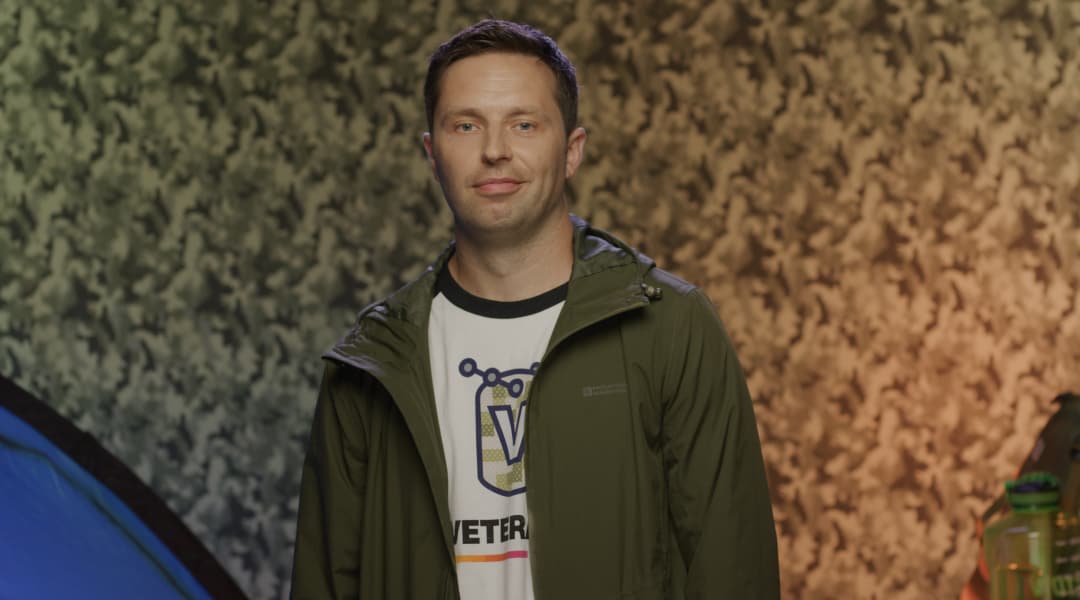 Un Splunker porte son tee-shirt du groupe de ressources des employés vétérans