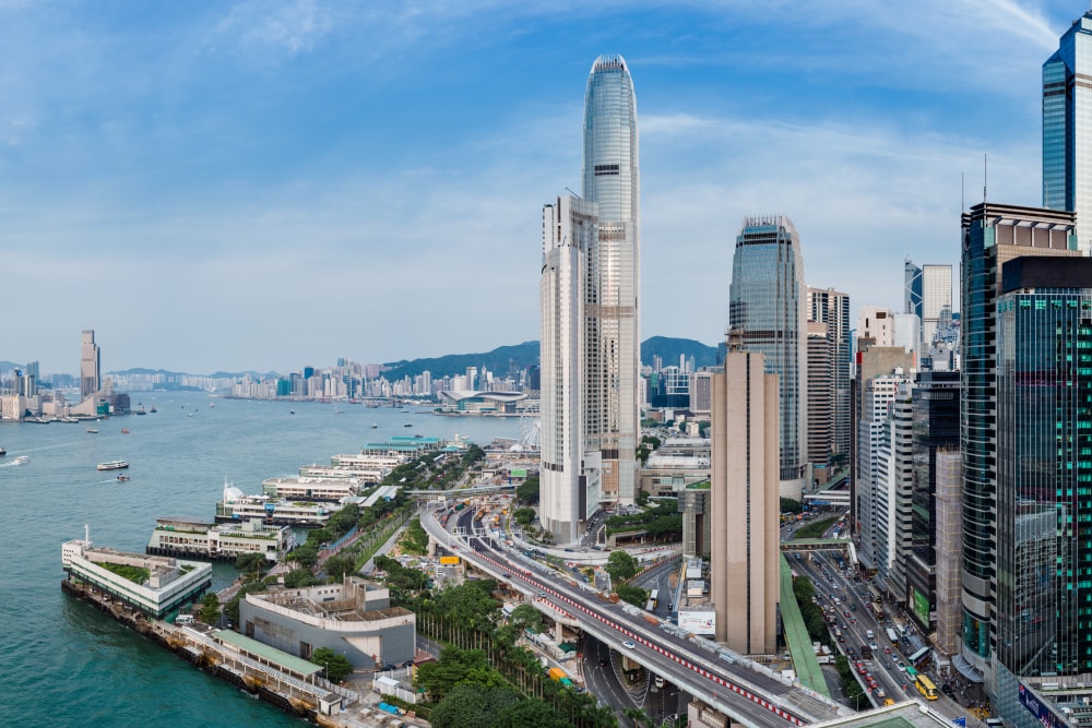 建物が密集した半島のような地形の土地にブルーやシルバーの超高層ビルがそびえ立ち、その間に高速道路や小さな公園が設けられている。Splunkはここ香港にオフィスを構える。