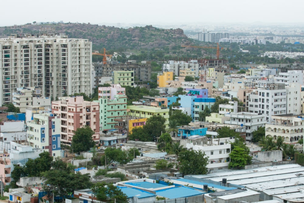 De hauts immeubles s’étendent sur un terrain rocheux entrecoupé de végétation verte clairsemée. Splunk possède des bureaux à Hyderabad, en Inde.