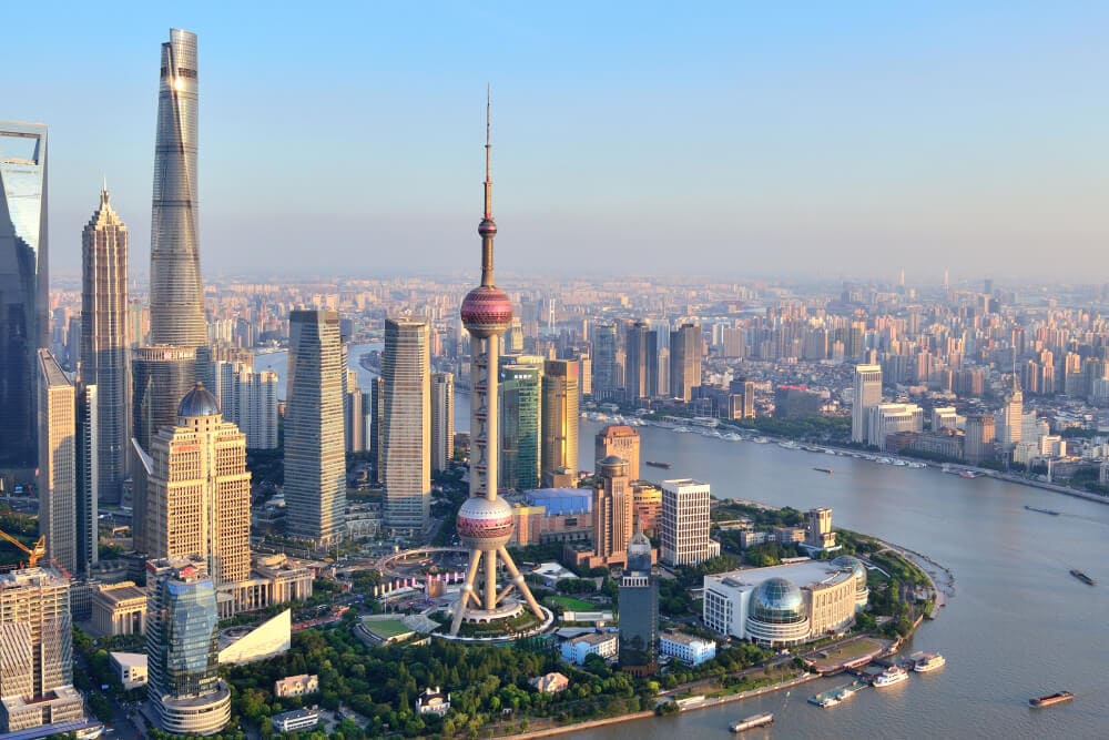 Der Oriental Pearl Tower steht auf einer Seite eines Flusses in Shanghai, China, und ist durch kleine Parks von anderen Wolkenkratzern abgegrenzt. Splunk hat ein Büro in Shanghai.