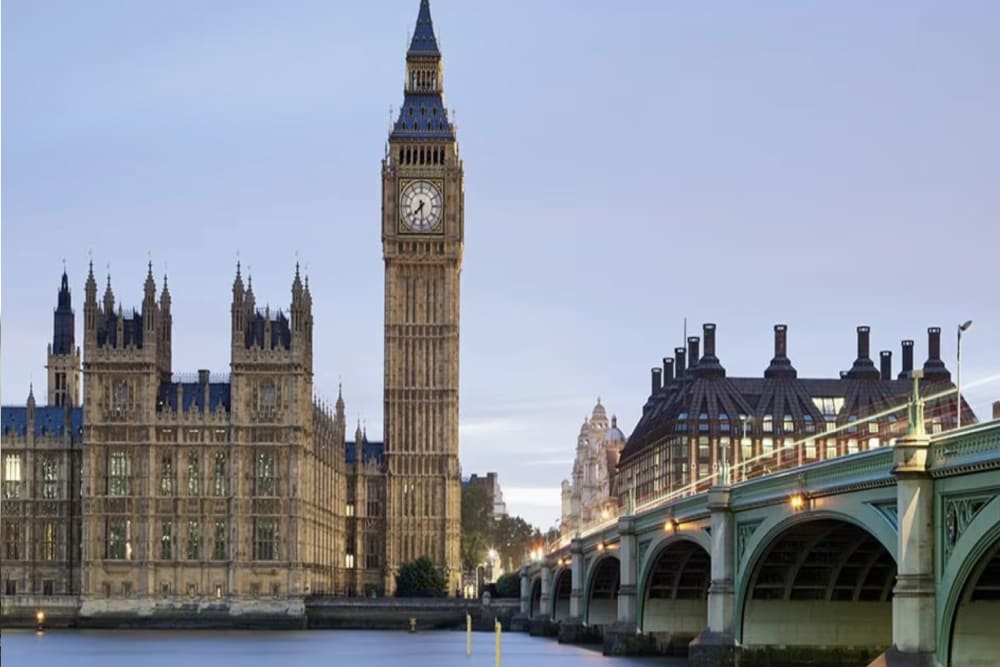 The iconic Big Ben clock tower stands next to the British Houses of Parliament. A long bridge traverses a river in London where Splunk has an offic