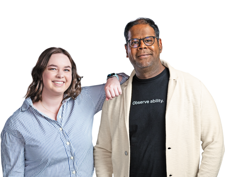 Deux Splunkers passent du temps ensemble. L’un des deux porte un tee-shirt avec l’inscription « Observer ability » (capacité d’observation).