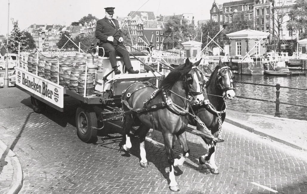1800 年代，海尼根的啤酒桶以馬車運送