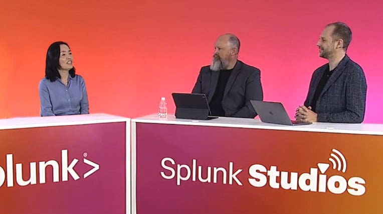 3 personnes donnant une présentation aux Splunk Studios